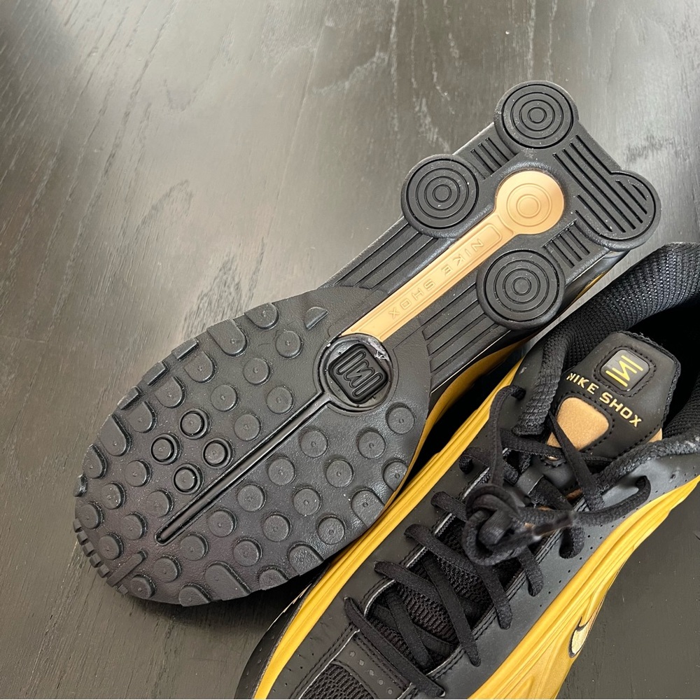 ✔️New✔️ NIKE Shox R4 'Metallic Gold' - Picture 5 of 11